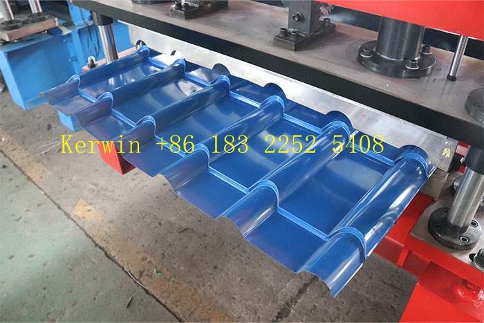 Roof tile forming machine