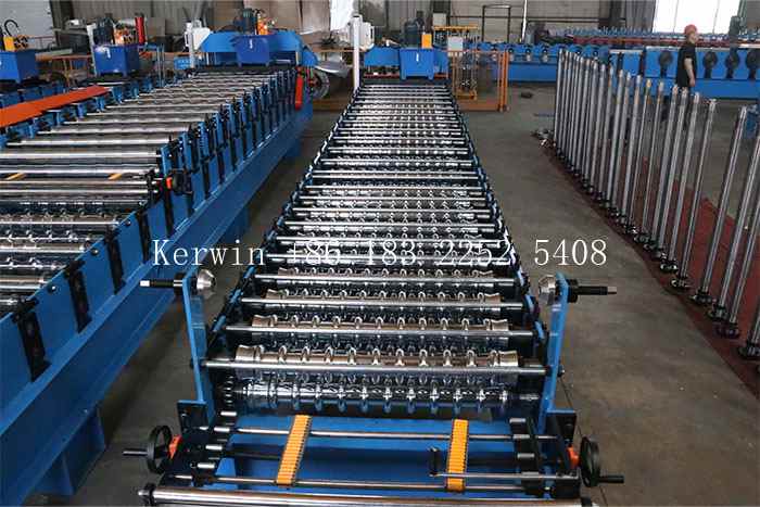 Corrugated sheet roll forming machine