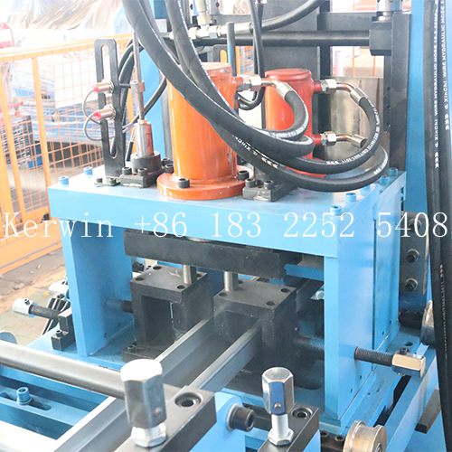 Máquina para la producción de correas tipo C