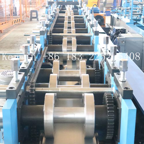 Máquina para la producción de correas tipo C